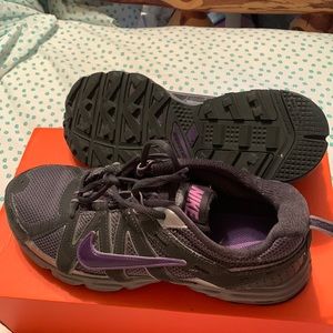 Womens nike Alvord 8 gray & purple shoes.  Size 9.5.